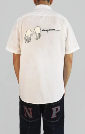 Urban streetwear shirt de algodón y alto gramaje con diseño gráfico de manos, estética urbana cruda, influencias hip hop y streetwear