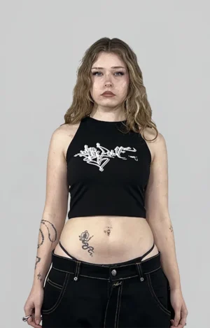 Tank crop top urbano de algodón y alto gramaje con diseño gráfico streetwear, estética hip hop y urban streetwear