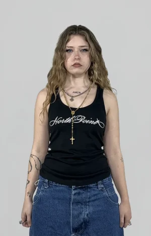 Tank top urbano de algodón y alto gramaje con diseño gráfico streetwear, estética hip hop y urban streetwear