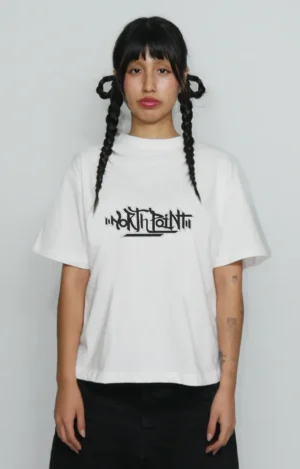 Camiseta oversized North Point Outline, de estética urbana y diseño minimalista, confeccionada en algodón de gramaje medio-alto con textura suave y caída recta. Presenta cuello redondo reforzado, hombros caídos y mangas anchas hasta el codo, creando una silueta amplia de inspiración noventera. En el frontal destaca el gráfico Outline, trabajado a base de líneas definidas y contornos limpios, aportando un estilo sobrio y contemporáneo. Prenda versátil pensada para el streetwear diario, fácil de combinar y con identidad propia.