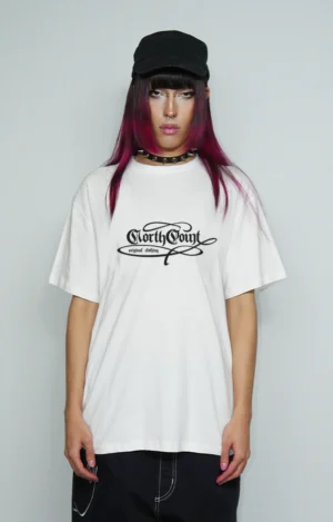 Graphic t-shirt relaxed fit urbana de algodón y alto gramaje con print Norton, diseño original de streetwear 90s y 2000s, influencia skate y hip hop