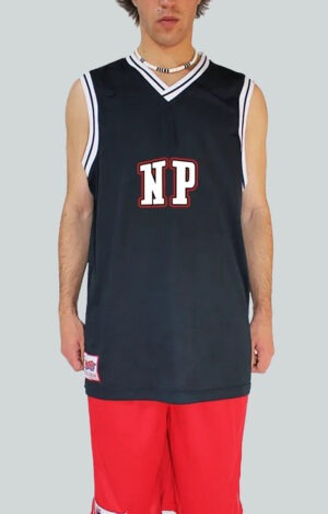 Tank top urbano de algodón y alto gramaje estilo basket, diseño gráfico streetwear, influencia hip hop y deportiva