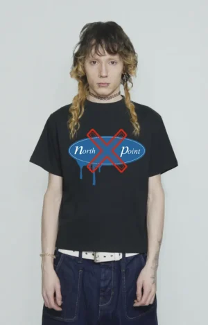 Camiseta oversized North Point Urban Extreme en colaboración con el evento Urban Extreme, con gráfica frontal de estética street y deportiva, tipografía contundente inspirada en los años 90, confeccionada en algodón suave con corte amplio y hombros caídos