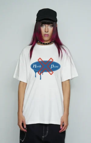 Camiseta oversized North Point Urban Extreme en colaboración con el evento Urban Extreme, con gráfica frontal de estética street y deportiva, tipografía contundente inspirada en los años 90, confeccionada en algodón suave con corte amplio y hombros caídos