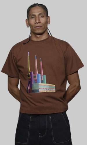 Camisetas oversized North Point inspiradas en las Tres Chimeneas de Sant Adrià, diseño urbano con influencia industrial y estética hip hop noventera